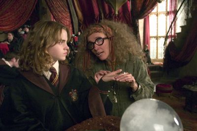 Harry Potter - Trelawney z Hermiona.jpg