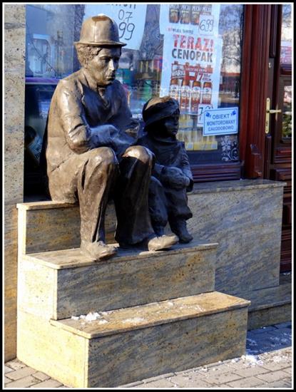 Ławeczki znanych - Pomnik Charlie Chaplina w Chełmży.jpg