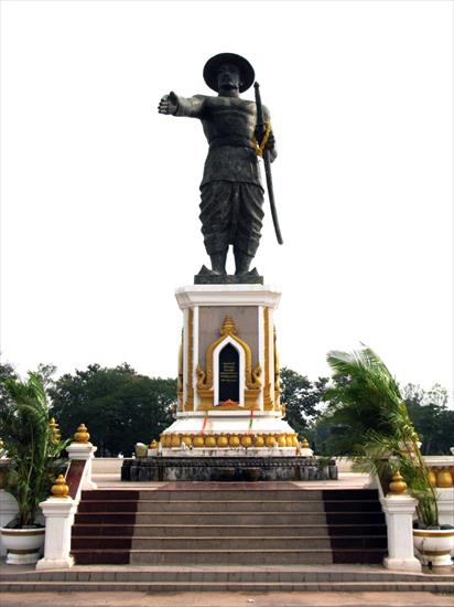 na świecie - laos Vientiane_Chao_Anouvong_monument.jpg