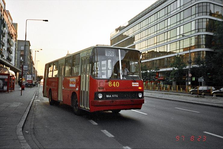 Autobusy - Jadący Ikarus 166.jpg