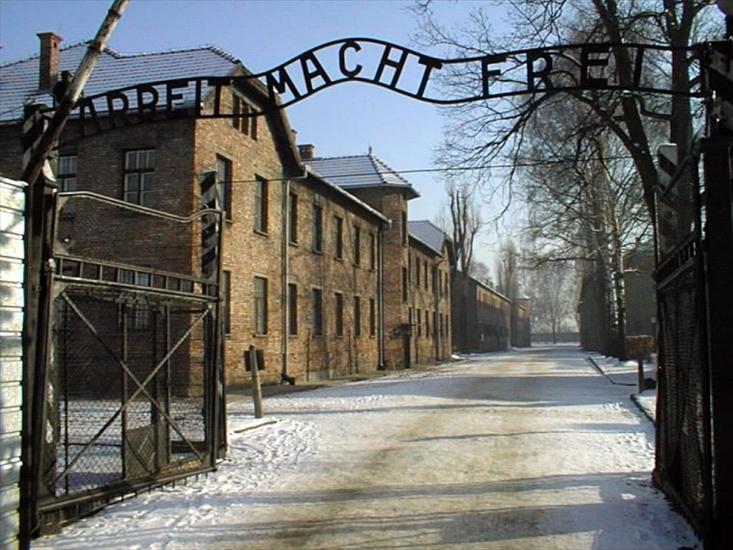 Zdjęcia - Auschwitz I. The gate with the inscription Arbeit Macht Frei_2,Photograph by Ryszard Domasik.jpg