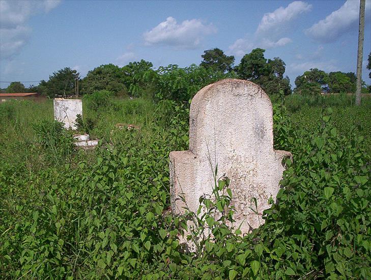 Kamerun - Old_graves_in_Abong-Mbang.jpg