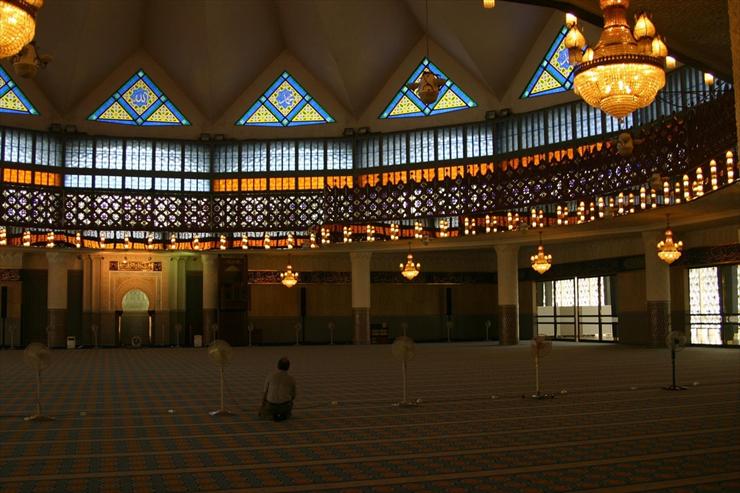 architektura 1 - Negara National Mosque in Kuala Lumpur - Malaysia prayer hall.jpg