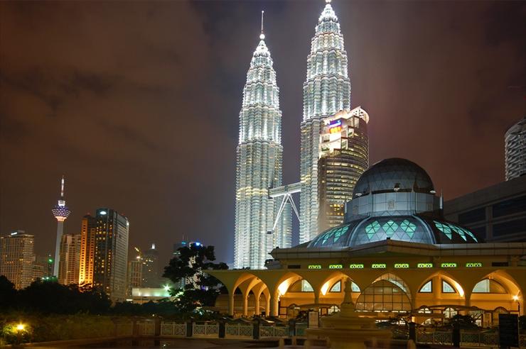Architektura - Kuala Lumpur in Malaysia night.jpg