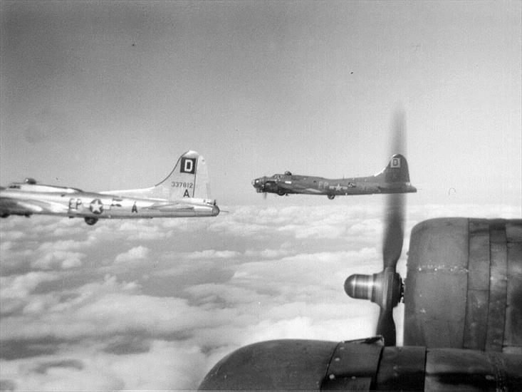 BW Pictures1 - 047 - B_17_flying_fortress_formation1.jpg