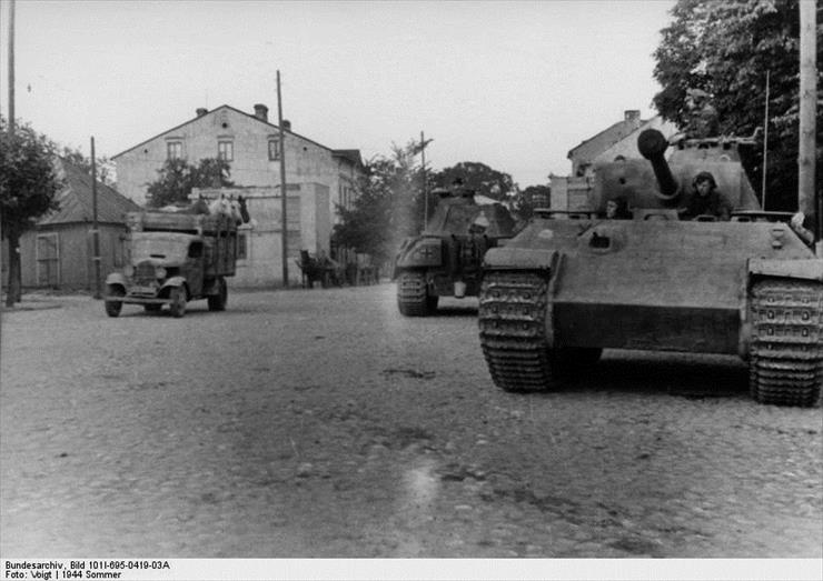 Zdjęcia  StaRE  POLECAM - Bundesarchiv_Bild_101I-695-0419-03A,_Ostfront,_Panzer.jpg