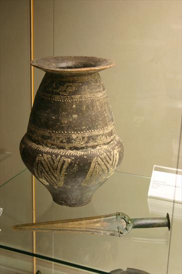 ceramika - Kultura Villanova_urna dwustożkowa_IX w.p.n.e._MAF.jpg