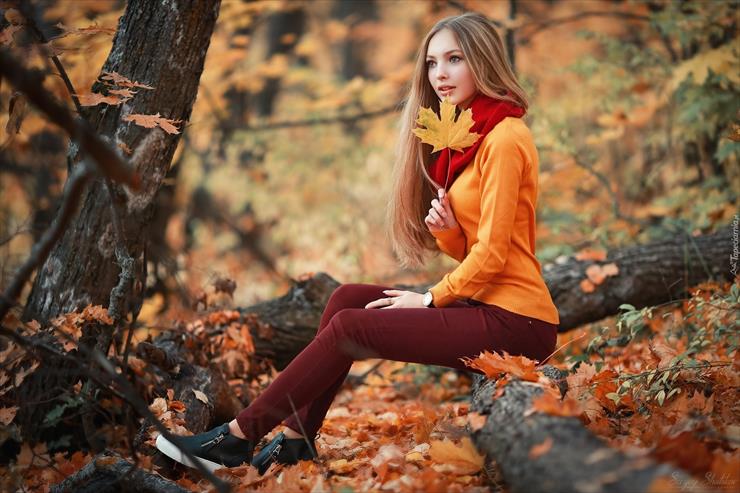 STAJNIA AUGIASZA - tapeta-dziewczyna-w-swetrze-z-listkiem-w-rece-pozuje-w-jesiennym-lesie.jpg