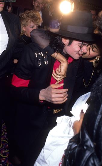 1990.04.06 - Michael Jackson attends t... - michael-jackson-attends-the-opening-of...f-donald-trumps-taj-mahal-casino47-m-1.jpg